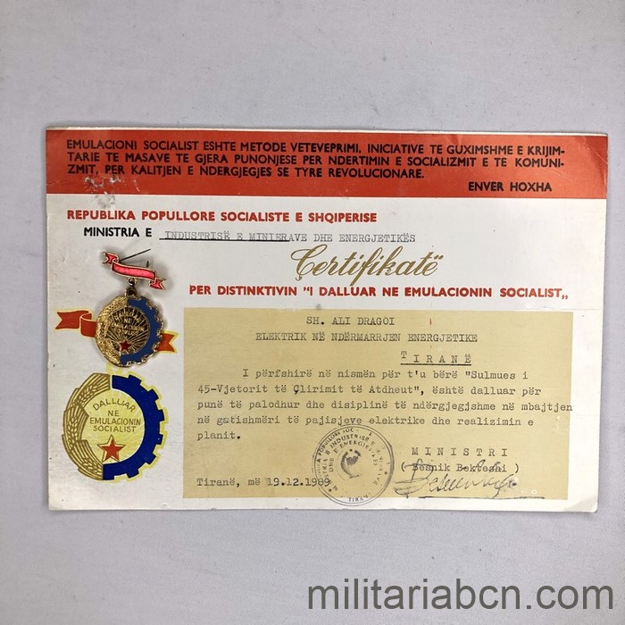 Albania. Concesión e Insignia