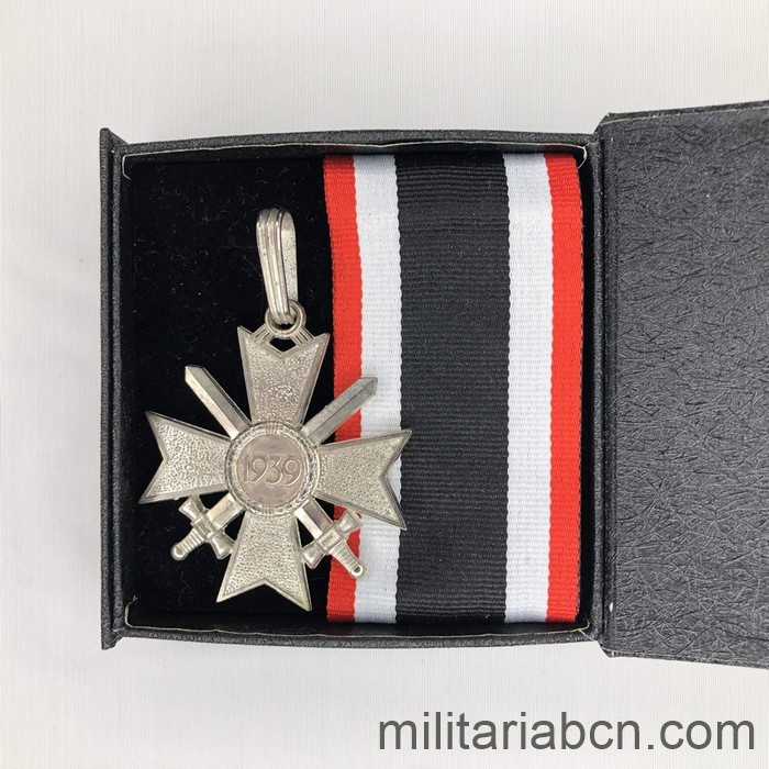 Cruz de Caballero de la Cruz al Mérito de Guerra. Con espadas. Modelo 1957