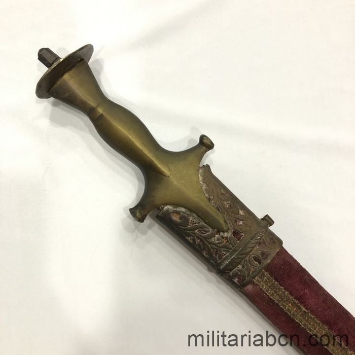 India. Talwar o tulwar del siglo XX. Con vaina. Hoja grabada.