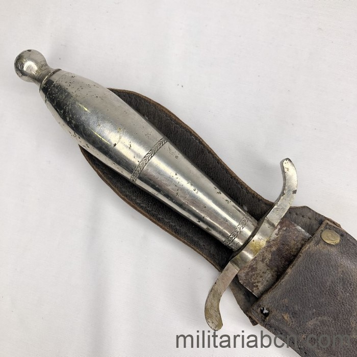 Cuchillo con empuñadura en aluminio. Segunda mitad del siglo XIX. Con funda en cuero