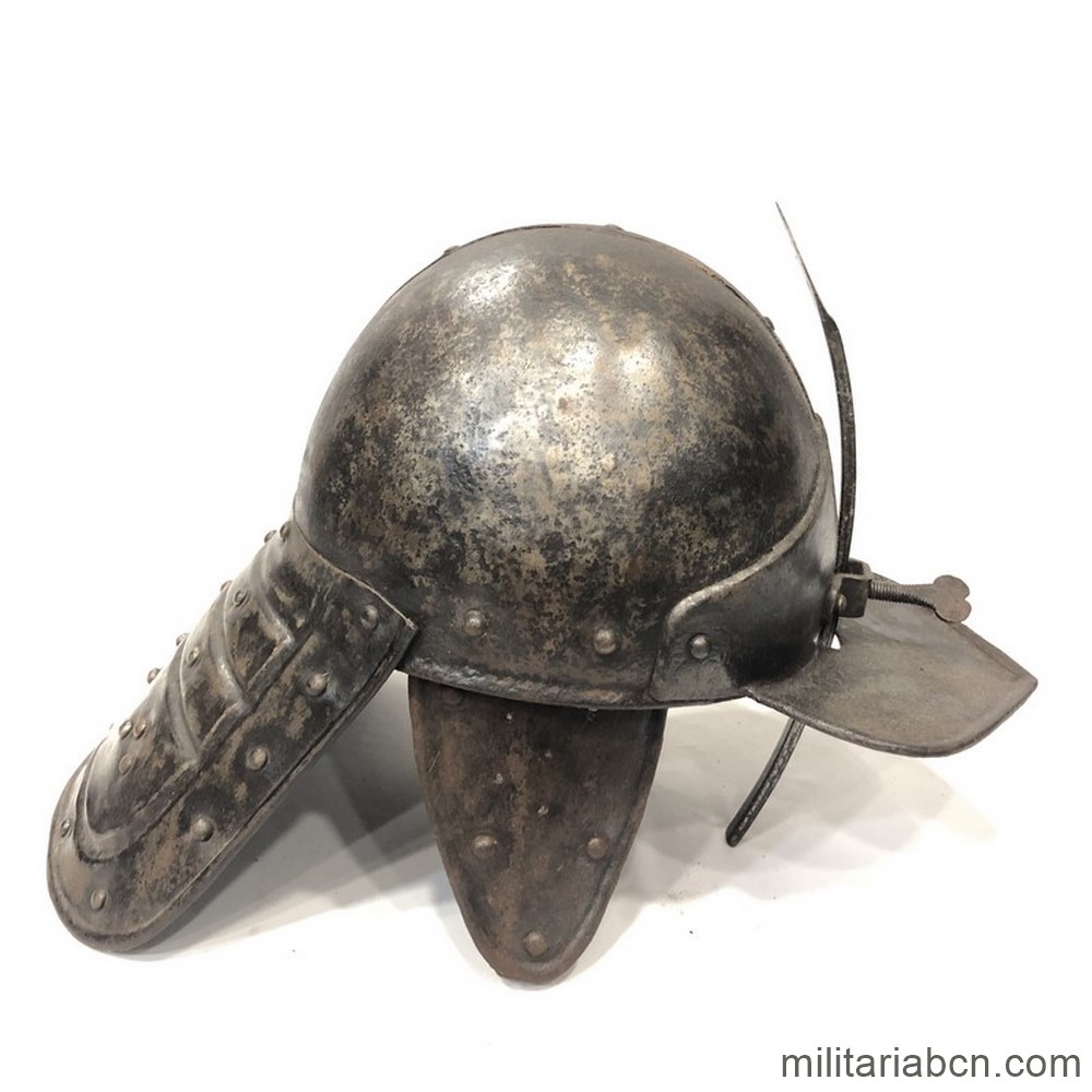 Casco Pappenheimer o de cola de langosta del siglo XVII. Utilizado en la Guerra de los 30 Años