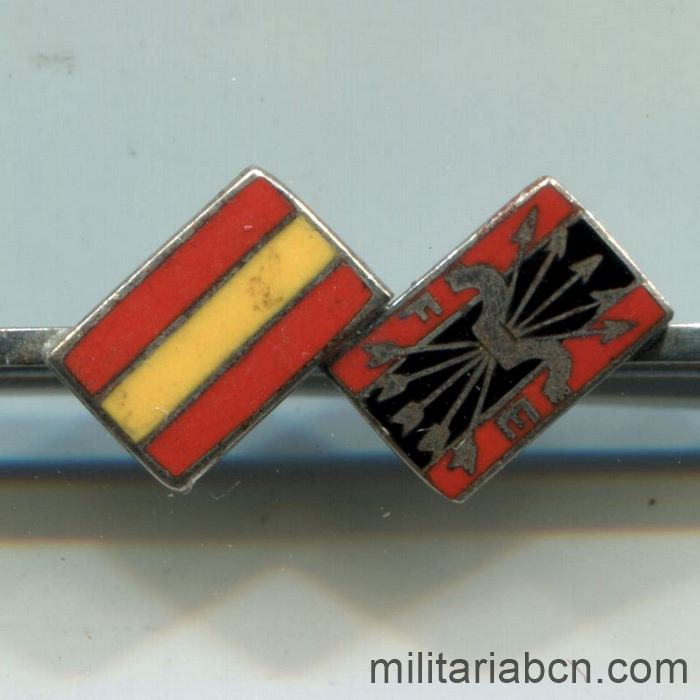Aguja de corbata o insignia de solapa FE Falange Española y bandera nacional Período Guerra Civil.