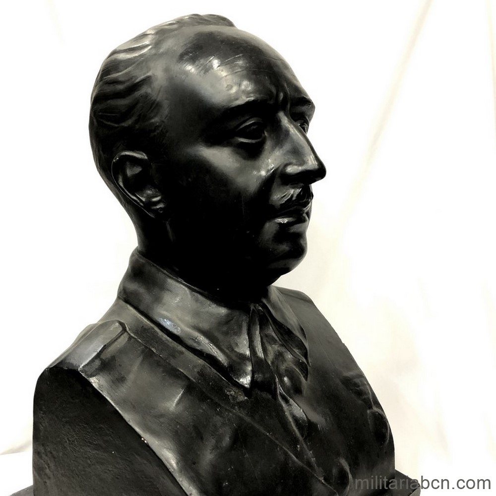 Busto del Generalísimo Francisco Franco. Años 40. Escayola con base de madera