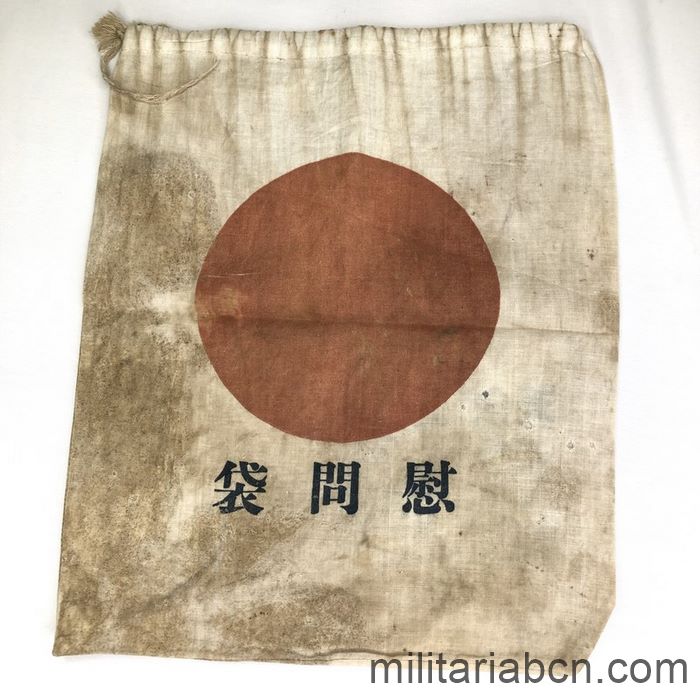 Japón. Bolsa de confort o Imon Bukuro con la bandera nacional del Imperio Japonés.