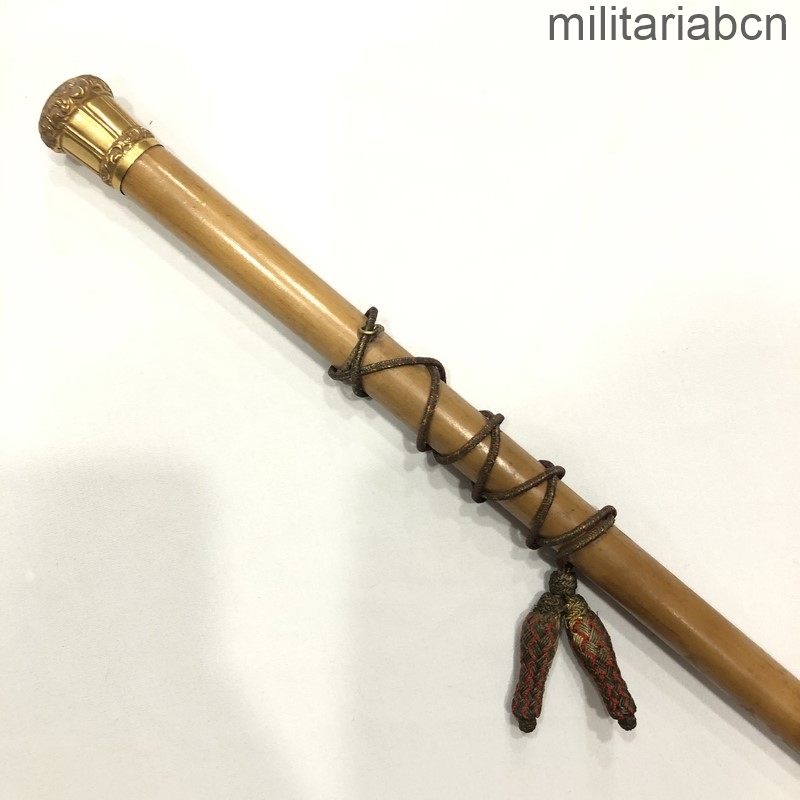 Bastó d'Almirall. Època Alfons XIII. Fusta i llautó daurat. Cordons en daurat i vermell. 91 cm