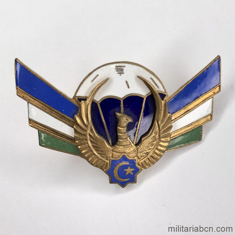 Alas o Insignia Paracaidista de Uzbekistán. Primer modelo. 1991. Con rosca en el reverso
