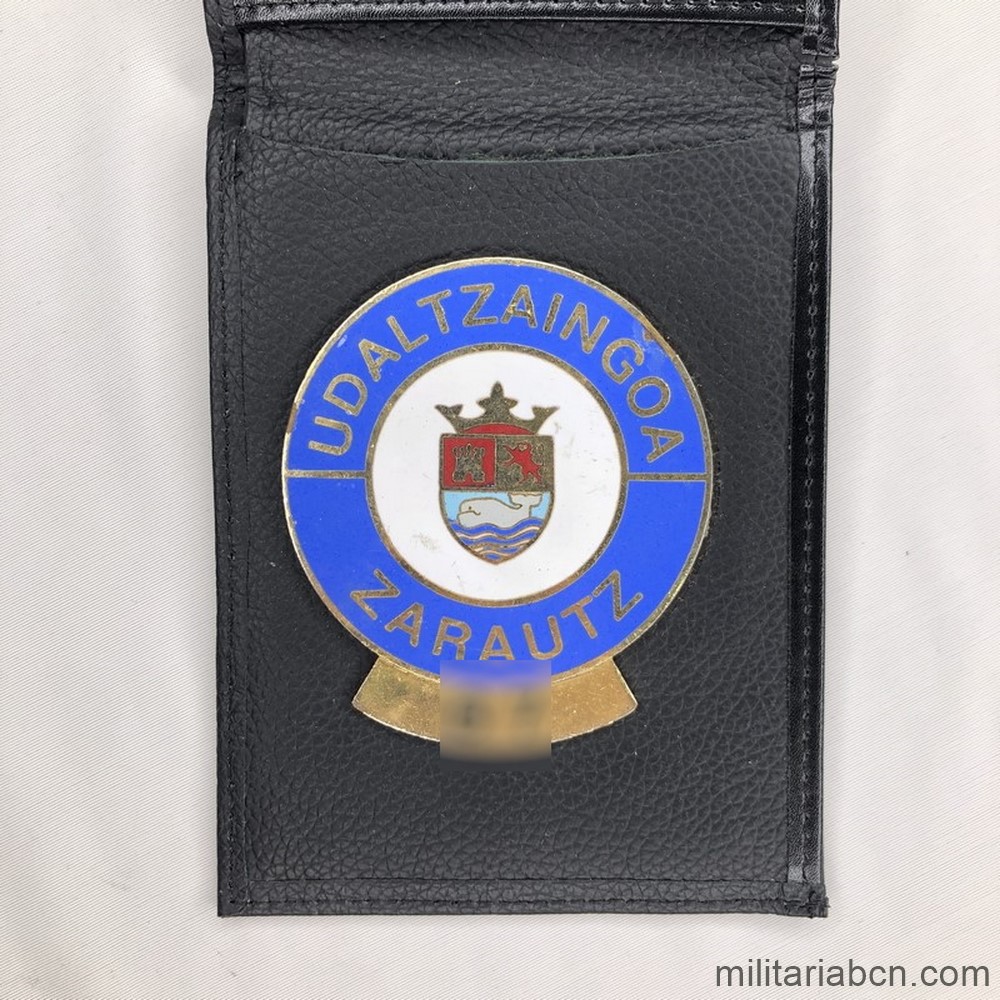 Placa de Policía de la Policía Municipal de Zarautz. Zarautz Udaltzaingoa. Con su cartera
