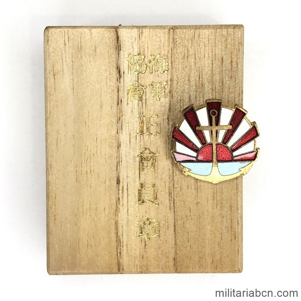 Japón. Insignia de la Asociación de la Marina Imperial Japonesa con caja