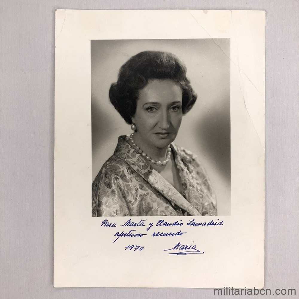 Fotografía con la firma autógrafa original de María de las Mercedes de Borbón y Orleans. 1970