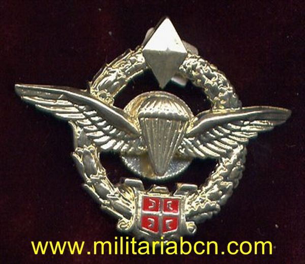 Insignia paracaidista de las milicias serbias en Bosnia. Versión plata. Fondo rojo. Sin corona