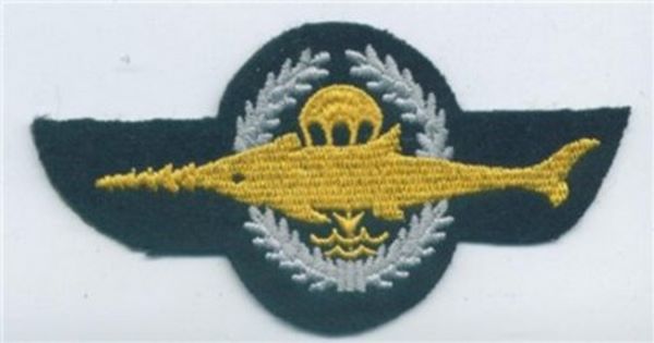 República Federal Alemana. Paracaidista-Submarinista. 2ª Clase. Fondo negro.