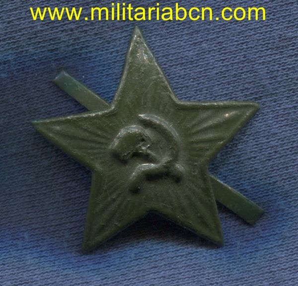 URSS. UNION SOVIETICA.  2ª Guerra Mundial.  Insignia de gorra del Ejército.  Pintada en verde.  Hierro.