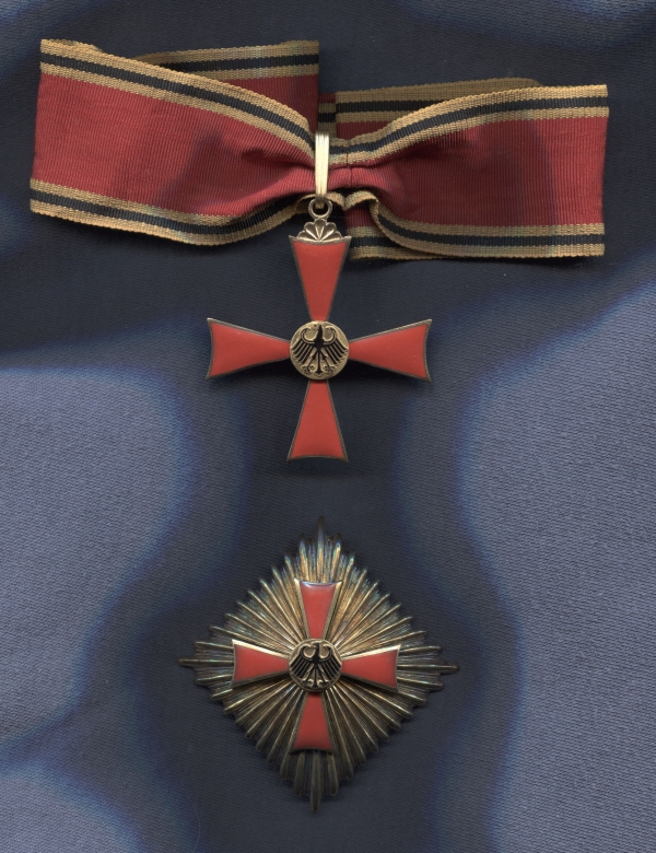 Placa y Cruz de Comendador de la Orden al Mérito de la República Federal Alemana.  Con su caja de origen y miniatura.  Plata dorada.  Fabricada por Steinhauer &amp; Lück  de Lüdenscheid.   Verdienstorden der Bundesrepublik Deutschland.  Großes Verdienstkr