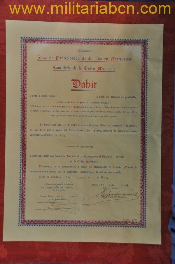 Concesión del Título de Oficial de la Orden de la Mehdauia. 1952.  Es uno de los pocos ejemplares de concesión de la Orden que se conoce.  El nombre del titular se ha ocultado en la fotografía.
