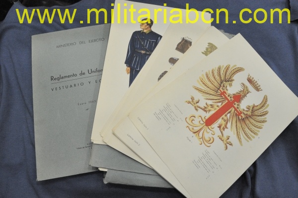 Reglamento de Uniformidad Vestuario y Equipo. 1943. Texto y 100 Láminas.  Edición original de Enero de 1943.  El libro de Reglamento está en muy buen estado así como las 100 Láminas adjuntas.  La cubierta de las láminas está en mal estado.