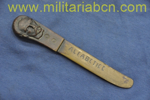 Cuba. Abrecartas con la efigie de José Martí y el texto Alfabetice y Inav. Bronce.