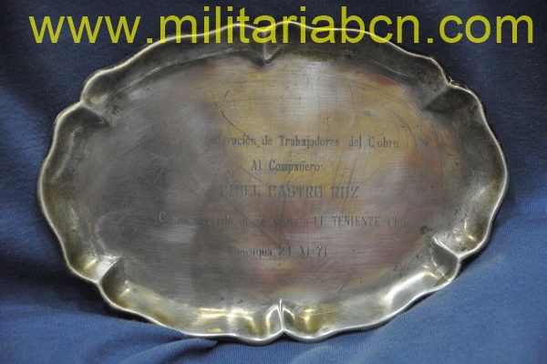 Bandeja de plata dedicada a Fidel Castro por la Confederación de Trabajadores del Cobre de Chile  197  x 135 mm  Con el texto: La Confederación de Trabajadores del Cobre al Compañero FIDEL CASTRO RUZ como recuerdo de su visita a El Teniente