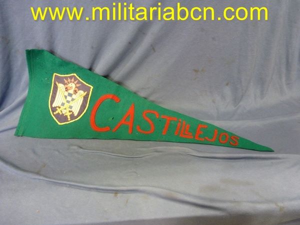 Banderín de las Milicias Universitarias de Castillejos. 65 x 26 cm. Escudo bordado