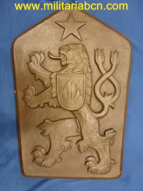 Placa para edificio oficial Terracota. Con marcaje de fabricante en el reverso. Epoca comunista. 520 x 355 mm.