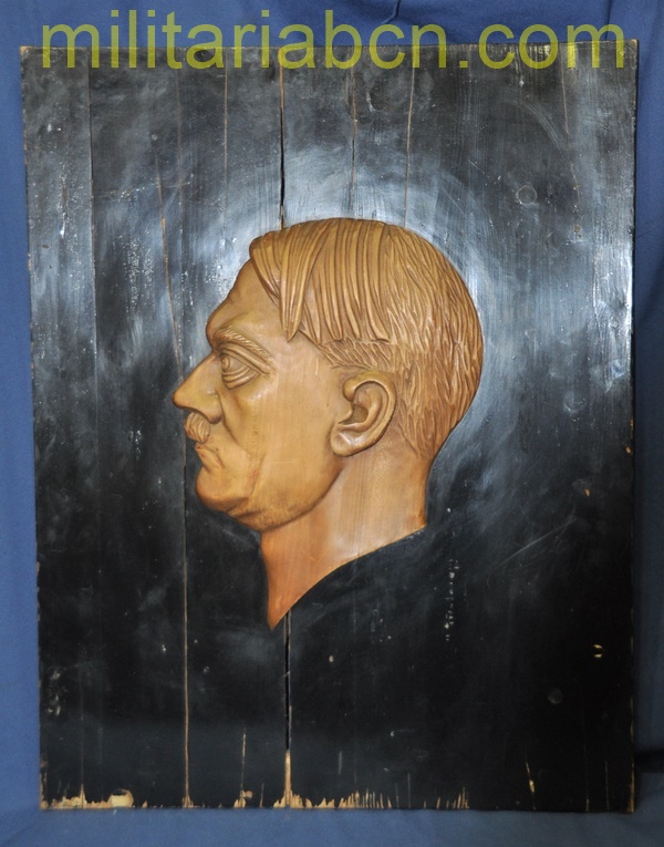 Placa en madera con la efigie de Adolf Hitler. 68 x 54 cm. Con sellos.