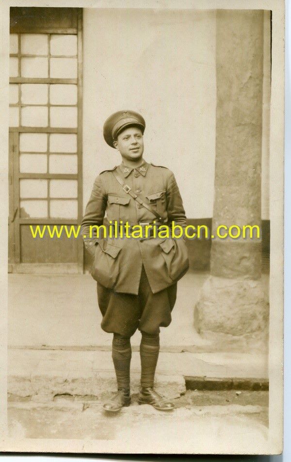 Fotografía original de un Capitán de Infantería.   Época Alfonso XIII.