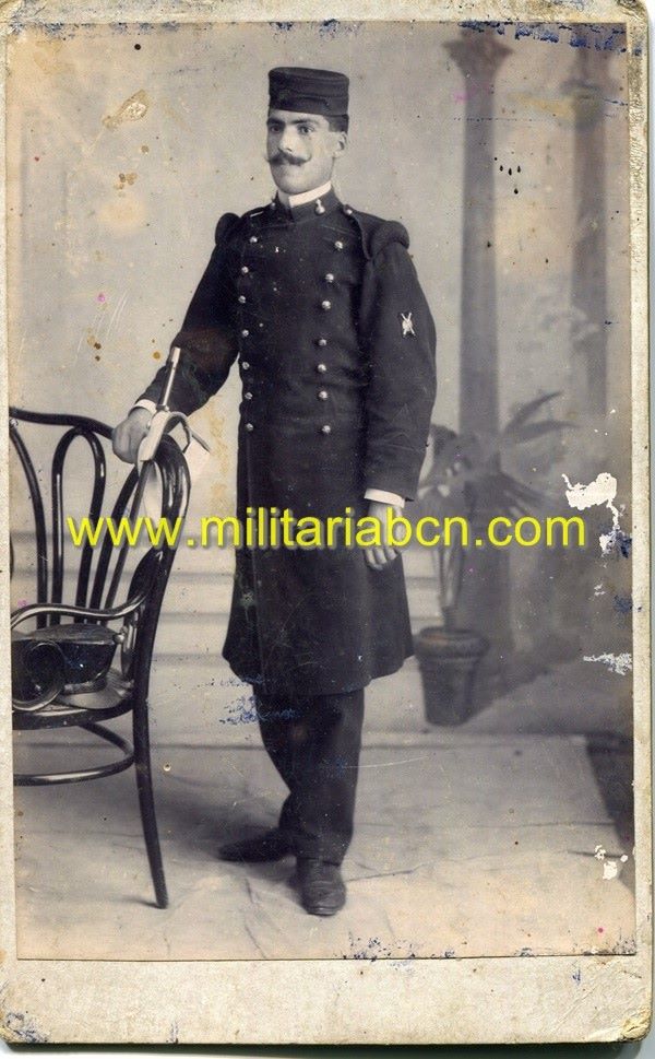 Fotografía original de un Soldado de Artillería.   Con emblema de Apuntador de Artillería.   Epoca Alfonso XIII.