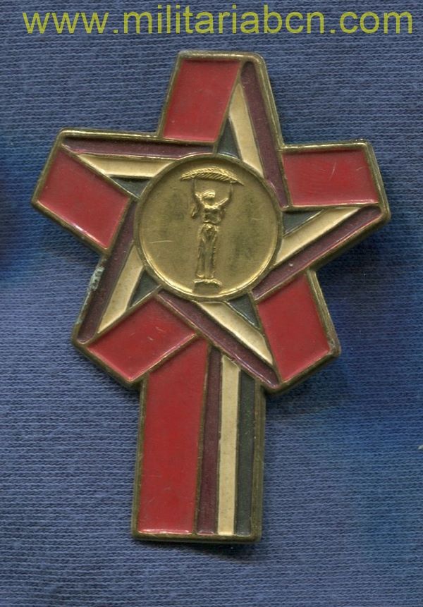 Hungría.  Insignia de propaganda comunista con el monumento a la Liberación.