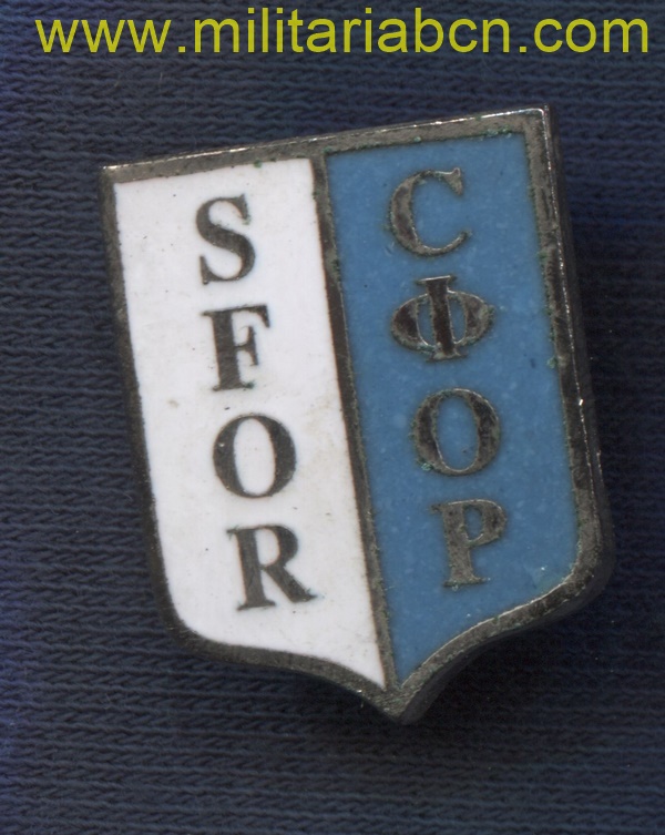 Insignia de solapa de la  SFOR Stabilisation Force in Bosnia and Herzegovina.  NATO North Atlantic Treaty Organization  OTAN Organización del Tratado del Atlántico Norte