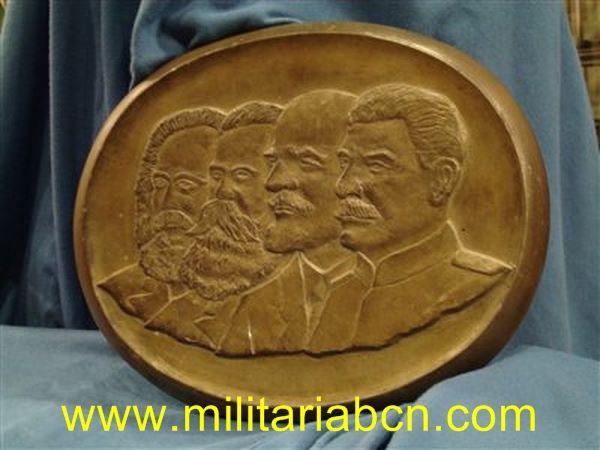 URSS.  Unión Soviética.  Relieve en metal con las figuras de Marx