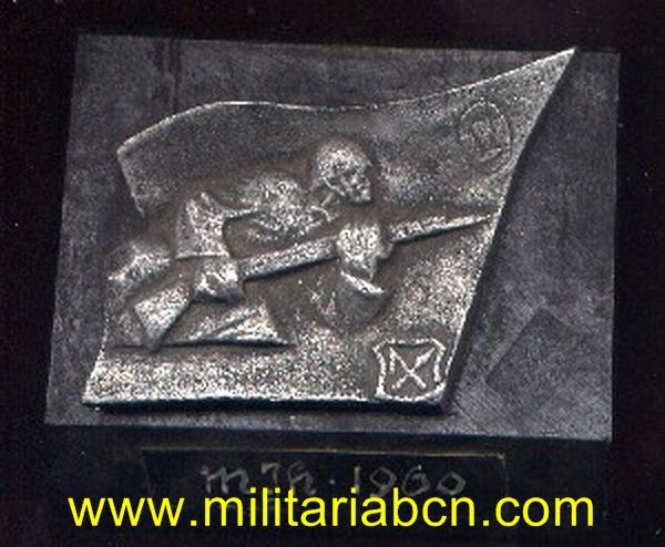 Placa con soldado. 10 x 12 cm. Fechada 1960.