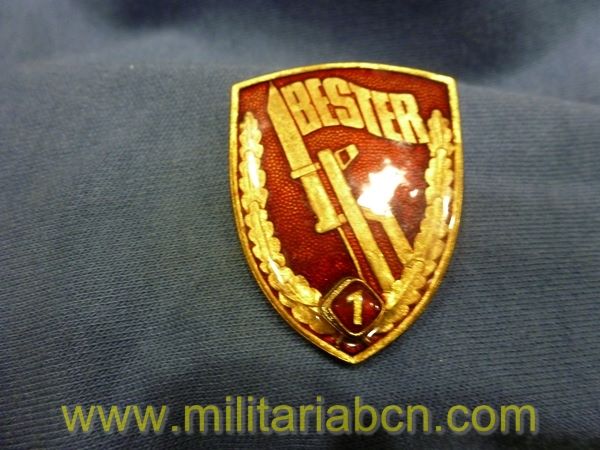DDR. República Democrática Alemana. Título de Mejor Soldado del NVA Ministerium für Nationale Verteidigung Nationale Volksarmee. 1ª Clase.