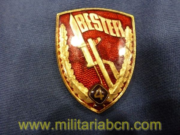 DDR. República Democrática Alemana. Título de Mejor Soldado del NVA Ministerium für Nationale Verteidigung Nationale Volksarmee. 4ª Clase.