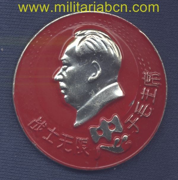 China. República Popular de China. Insignia de Propaganda Maoista. Aluminio. 45 mm.