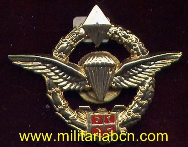 Insignia paracaidista de las milicias serbias en Bosnia. Versión oro. Fondo rojo. Sin corona